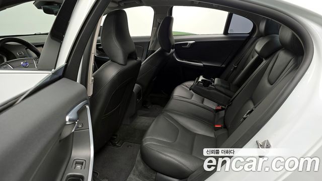 Volvo S60 2015 — photo 16