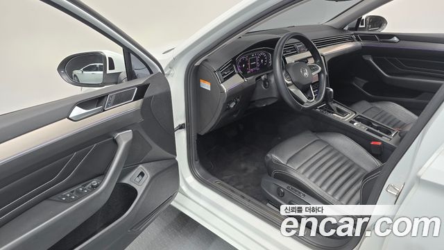 Volkswagen Passat 2022 — photo 13