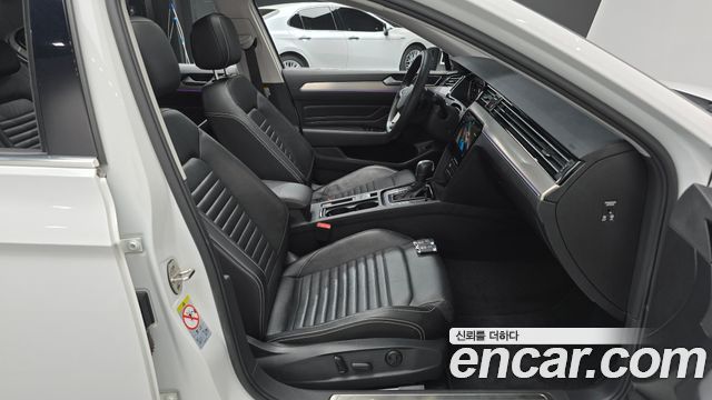 Volkswagen Passat 2022 — photo 17