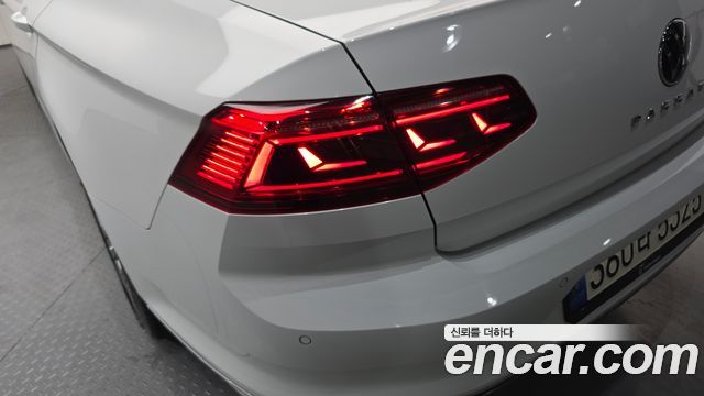 Volkswagen Passat 2022 — photo 9