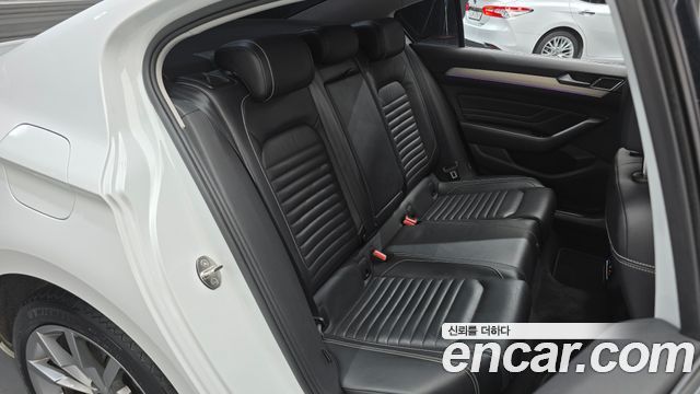 Volkswagen Passat 2022 — photo 16