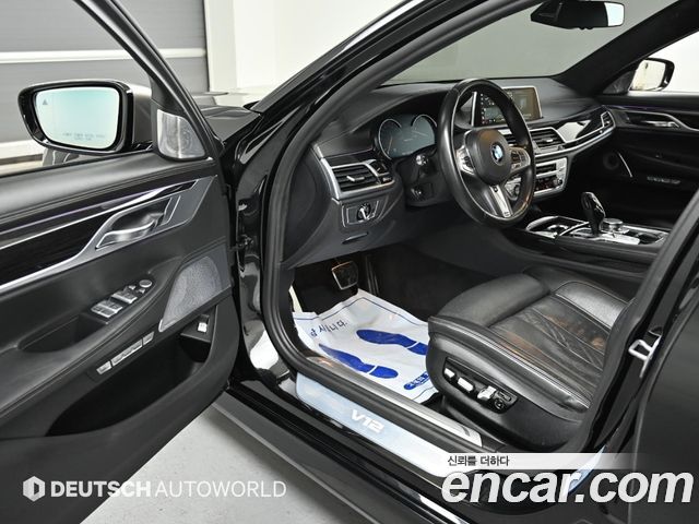 BMW 7-Series 2017 — photo 11