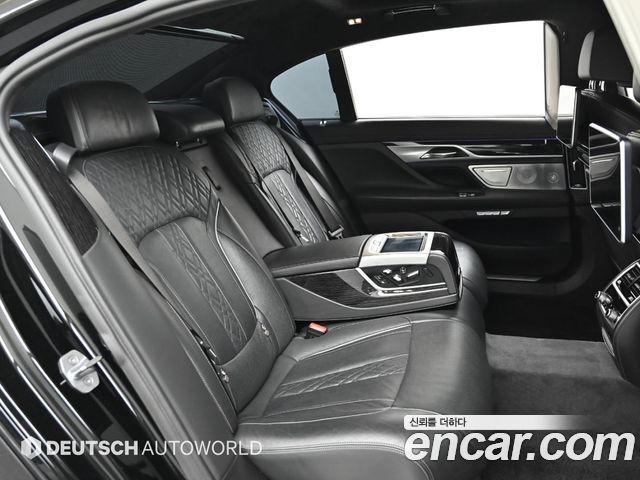 BMW 7-Series 2017 — photo 12
