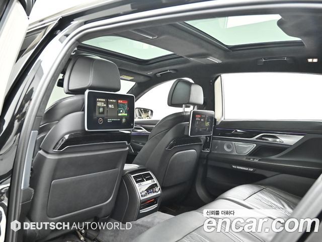 BMW 7-Series 2017 — photo 18