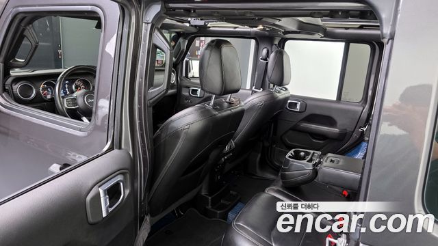 Jeep Wrangler 2021 — photo 11