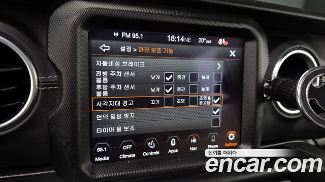 Jeep Wrangler 2021 — photo 15