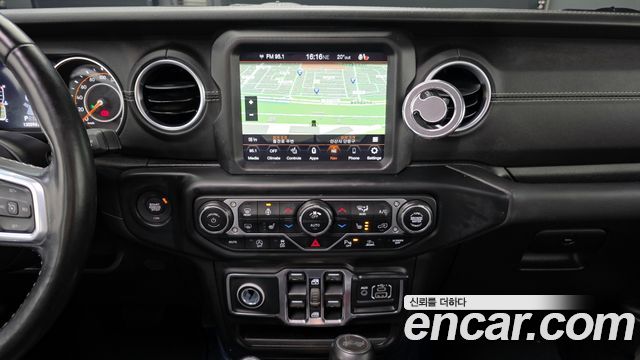 Jeep Wrangler 2021 — photo 18