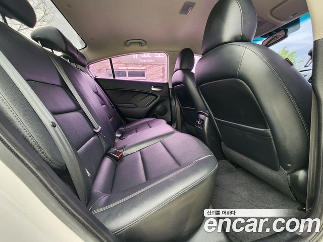 Kia K3 2015 — photo 12