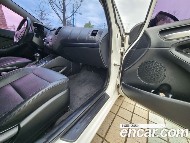 Kia K3 2015 — photo 15
