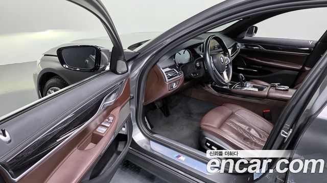 BMW 7-Series 2017 — photo 10