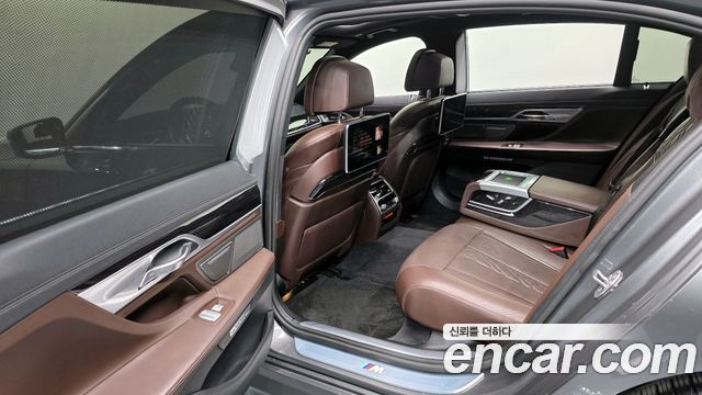 BMW 7-Series 2017 — photo 11