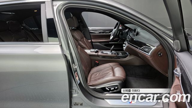 BMW 7-Series 2017 — photo 12