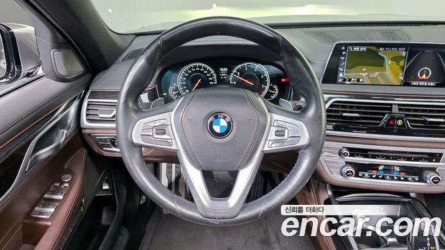 BMW 7-Series 2017 — photo 13