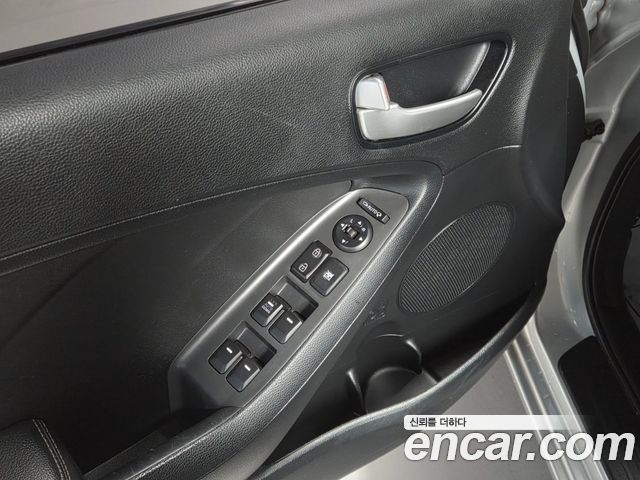 Kia K3 2016 — photo 12