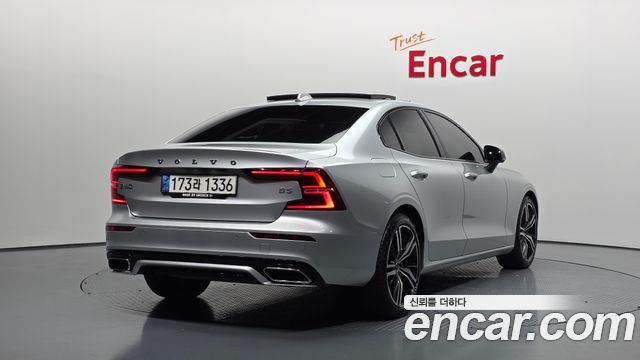 Volvo S60 2022 — photo 2