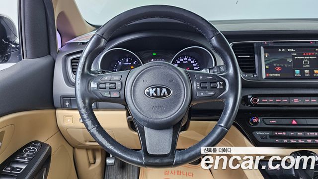 Kia Canival 2015 — photo 13