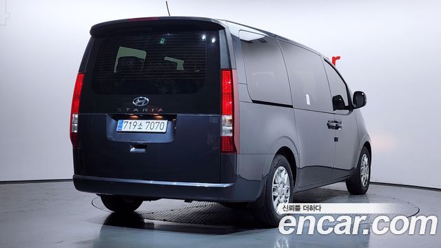 Hyundai Staria 2023 — photo 2