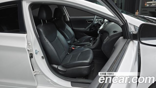 Hyundai AVANTE 2014 — photo 18