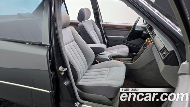 Mercedes-Benz E-Class 1996 — photo 12