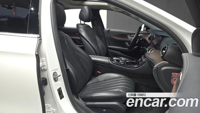 Mercedes-Benz E-Class 2017 — photo 11