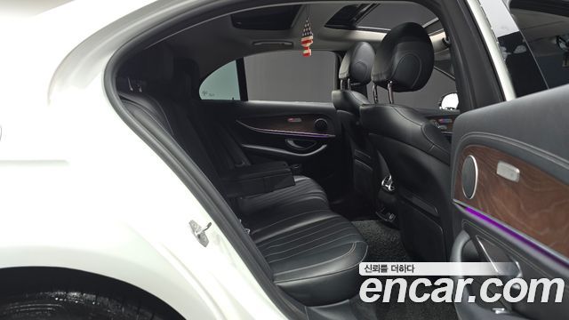 Mercedes-Benz E-Class 2017 — photo 12