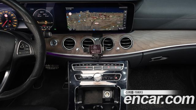 Mercedes-Benz E-Class 2017 — photo 14