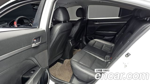 Hyundai AVANTE 2018 — photo 11