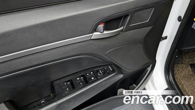 Hyundai AVANTE 2018 — photo 17