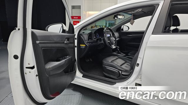 Hyundai AVANTE 2017 — photo 10