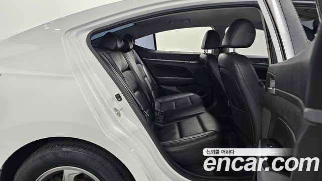 Hyundai AVANTE 2017 — photo 11