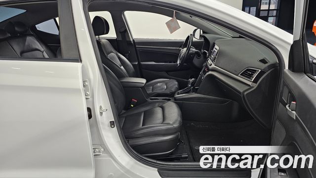 Hyundai AVANTE 2017 — photo 12