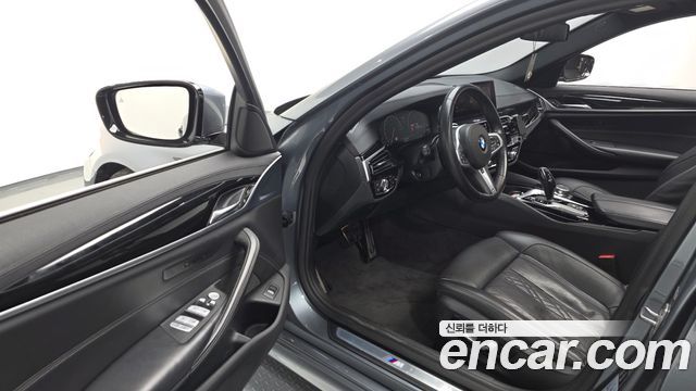 BMW 5-Series 2019 — photo 13