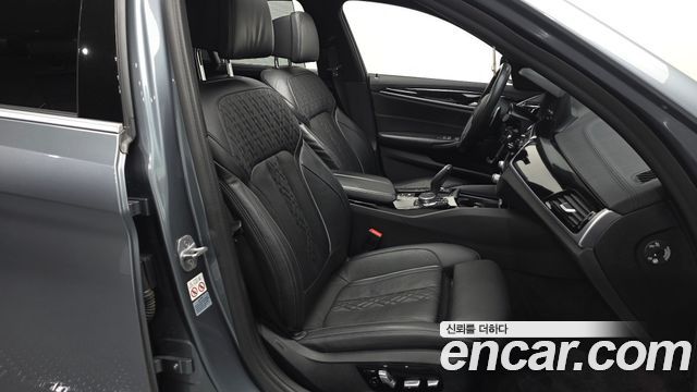 BMW 5-Series 2019 — photo 18