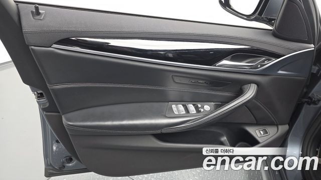 BMW 5-Series 2019 — photo 14