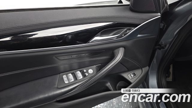 BMW 5-Series 2019 — photo 27