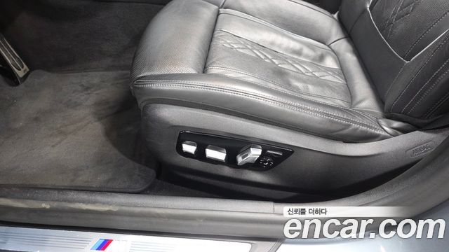 BMW 5-Series 2019 — photo 29