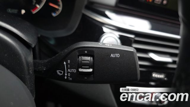 BMW 5-Series 2019 — photo 31