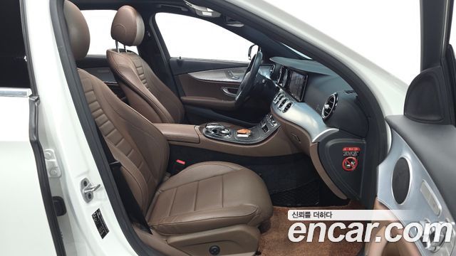 Mercedes-Benz E-Class 2020 — photo 10