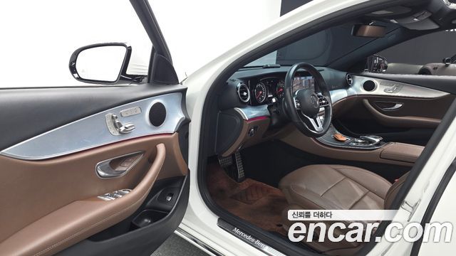 Mercedes-Benz E-Class 2020 — photo 11