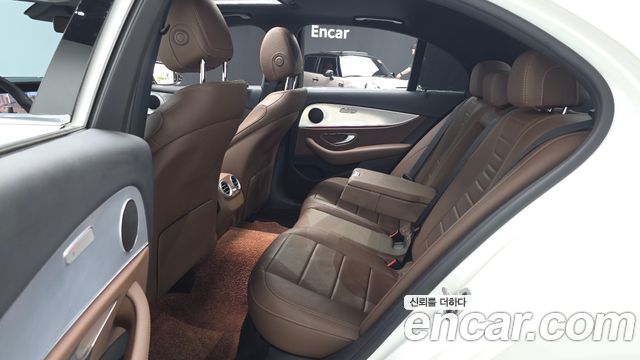 Mercedes-Benz E-Class 2020 — photo 12
