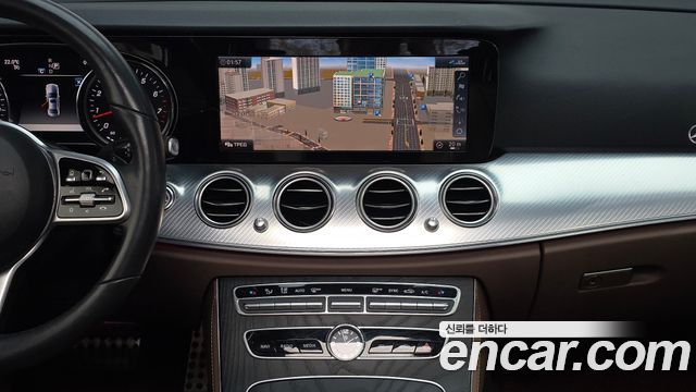 Mercedes-Benz E-Class 2020 — photo 14