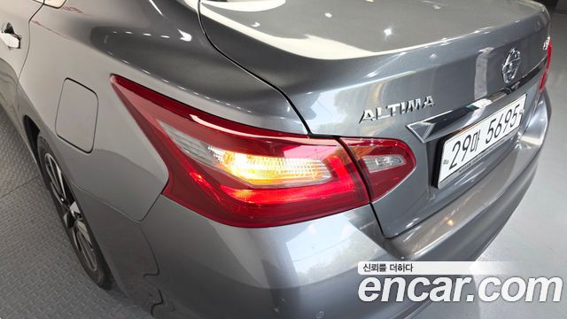 Nissan Altima 2018 — photo 9