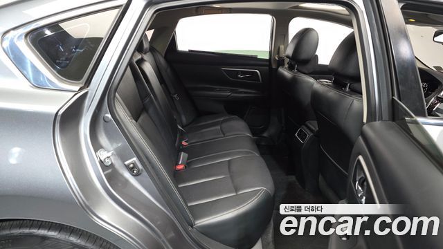Nissan Altima 2018 — photo 16