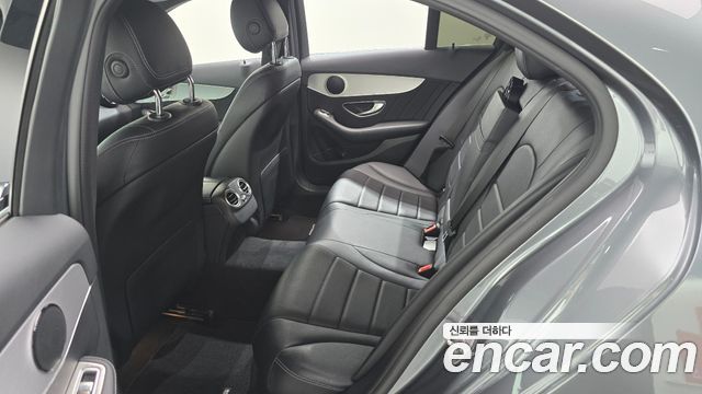 Mercedes-Benz C-Class 2018 — photo 17