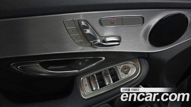 Mercedes-Benz C-Class 2018 — photo 30