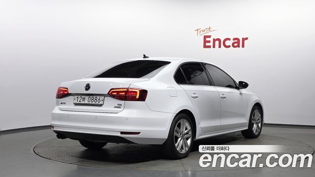 Volkswagen Jetta 2016 — photo 2