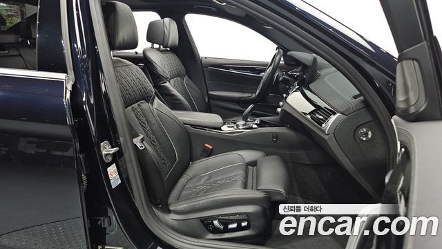 BMW 5-Series 2022 — photo 10