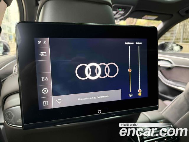 Audi A8 2023 — photo 17