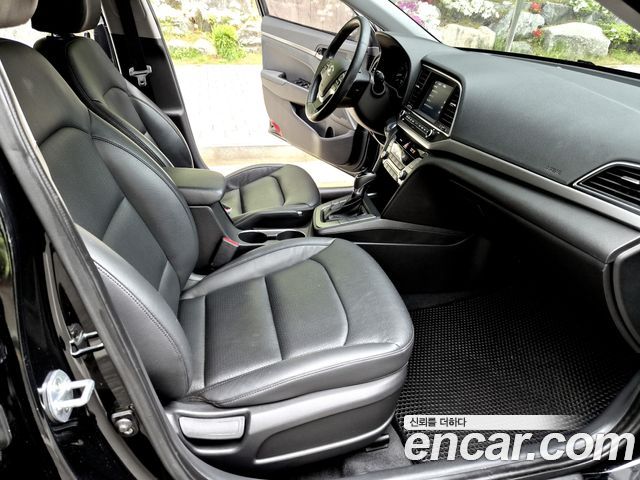 Hyundai AVANTE 2016 — photo 12