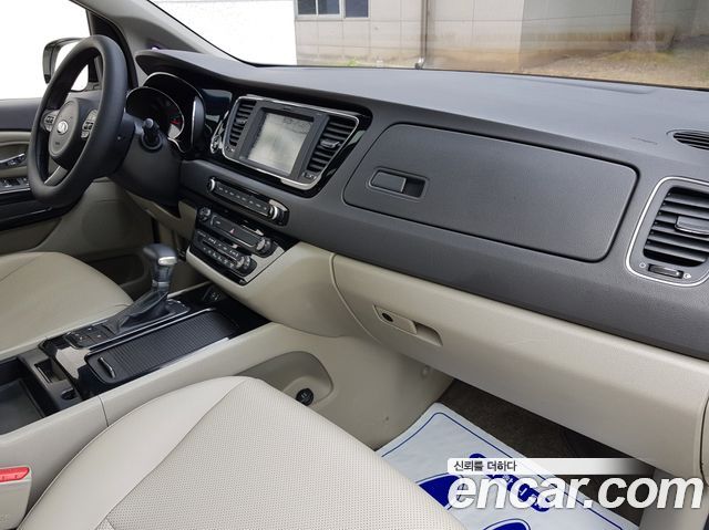 Kia Canival 2017 — photo 8